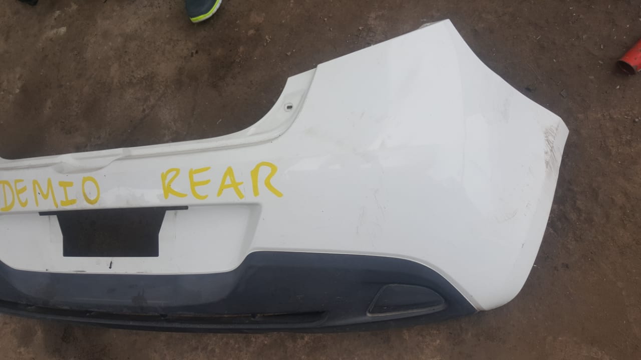 PARACHOQUES POSTERIOR MAZDA DEMIO 2007 AL 2014